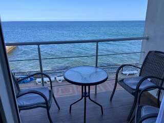 Апартаменты Наутилус Гурзуф Люкс с кроватью размера «king-size» и видом на море-13